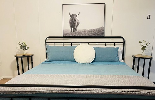 Christopher Creek Apartment | Cozy retreat & a walk to the creek!
