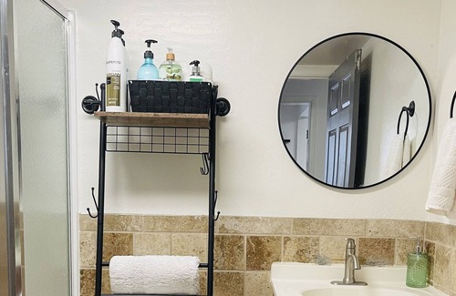 Christopher Creek Apartment | Cozy retreat & a walk to the creek!