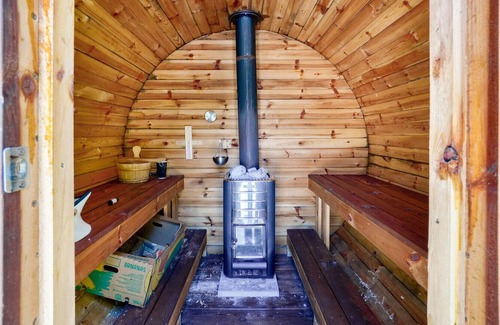 Wymbolwood Beach House | Cozy retreat cottage, Hot Tub,Outdoor Sauna,Fire Pit, 3minute walk private beach