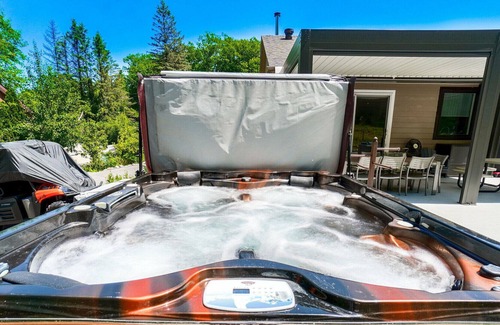 Wymbolwood Beach House | Cozy retreat cottage, Hot Tub,Outdoor Sauna,Fire Pit, 3minute walk private beach