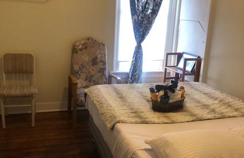 Binghamton House | Cozy Retreat, feels like Royalty!