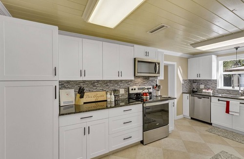 Melbourne House | Cozy Retreat, Great Location, Hot Tub, Game Room, King Beds, Close to Beach