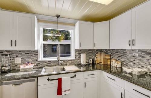 Melbourne House | Cozy Retreat, Great Location, Hot Tub, Game Room, King Beds, Close to Beach