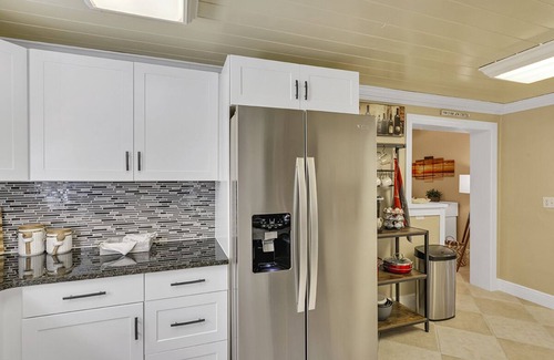 Melbourne House | Cozy Retreat, Great Location, Hot Tub, Game Room, King Beds, Close to Beach