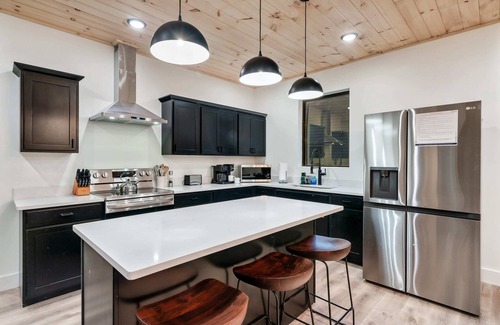 Sevierville Cabin | Cozy Retreat: Luxurious stay with Pool & Hot Tub