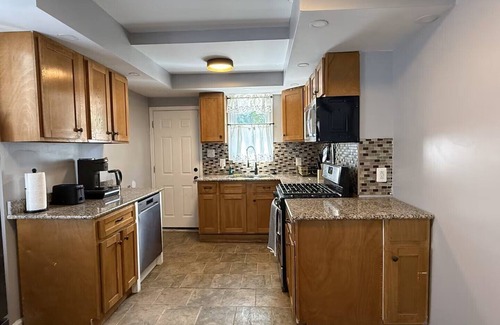 Yeadon House | Cozy Retreat near Downtown Philly, UPenn, Sleeps 8, QBed, Fast Wi-Fi