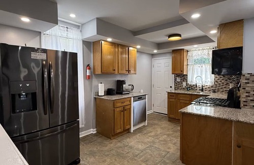 Yeadon House | Cozy Retreat near Downtown Philly, UPenn, Sleeps 8, QBed, Fast Wi-Fi