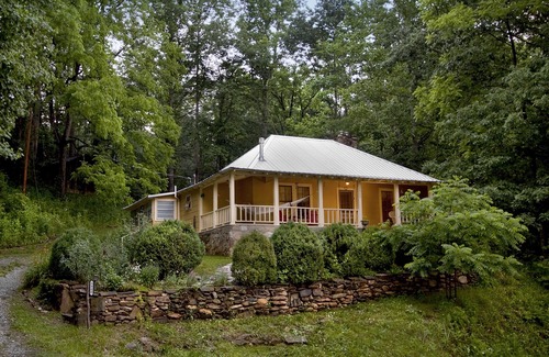 Marion Cottage | Cozy Retreat Nestled in the Mountains-Whispering Creek Cottage