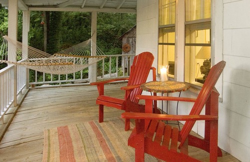 Marion Cottage | Cozy Retreat Nestled in the Mountains-Whispering Creek Cottage
