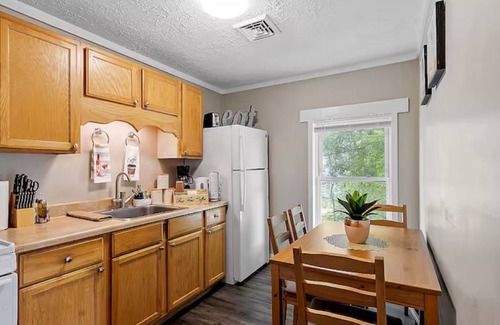 Laconia House | Cozy Retreat – Walk to the Lake!