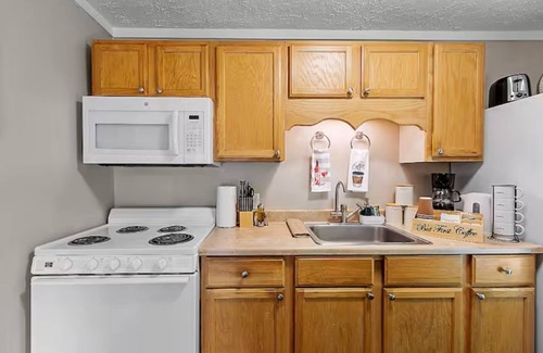 Laconia House | Cozy Retreat – Walk to the Lake!