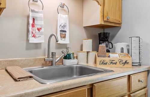 Laconia House | Cozy Retreat – Walk to the Lake!