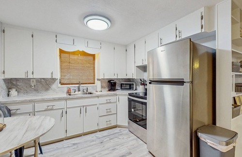 Grove City House | Cozy retreat with fenced yard, boat dock, and washer & dryer