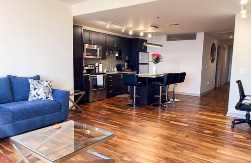 Downtown Dallas Apartment | Cozy Retreat with Rooftop Pool, Parking, and Spacious Comfort