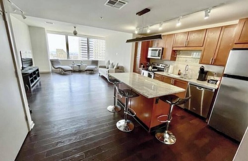 Downtown Dallas Apartment | Cozy Retreat with Rooftop Pool, Parking, and Spacious Comfort