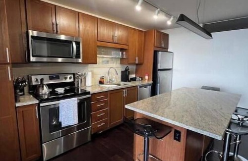 Downtown Dallas Apartment | Cozy Retreat with Rooftop Pool, Parking, and Spacious Comfort