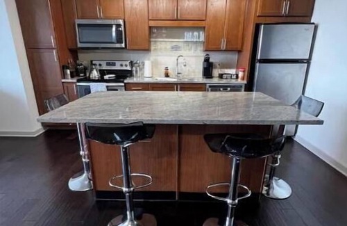 Downtown Dallas Apartment | Cozy Retreat with Rooftop Pool, Parking, and Spacious Comfort