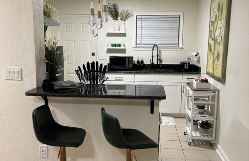 Tallahassee House | Cozy & Retro, Off FAMU Campus - Ste#1