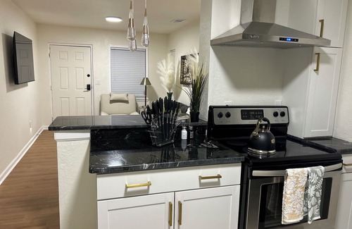 Tallahassee House | Cozy & Retro, Off FAMU Campus - Ste#1