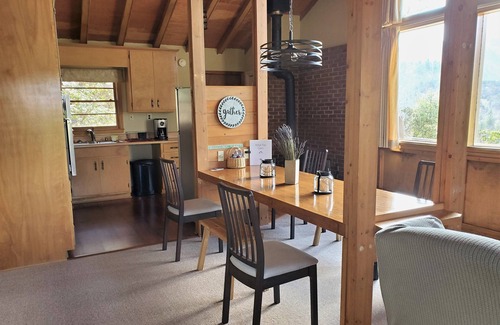 Hiawassee Cabin | Cozy Ridge Top Mountain Cabin - A World Away