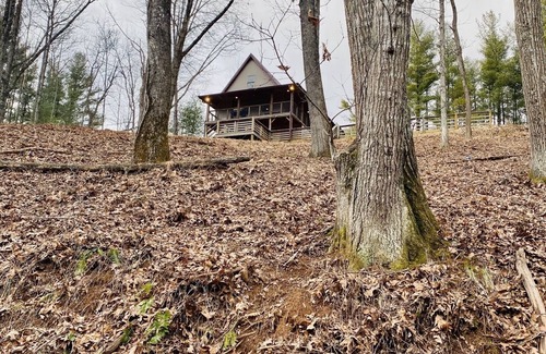 West Jefferson Cabin | *Cozy Riverfront Cabin in the woods* 4bed/2bath