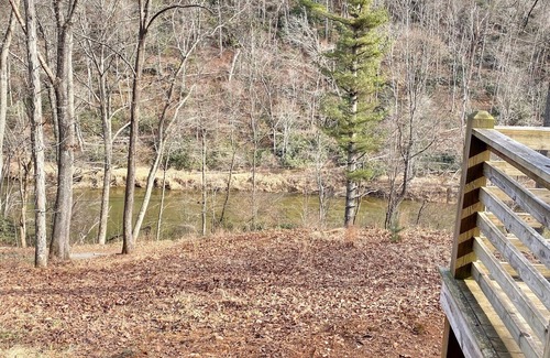 West Jefferson Cabin | *Cozy Riverfront Cabin in the woods* 4bed/2bath