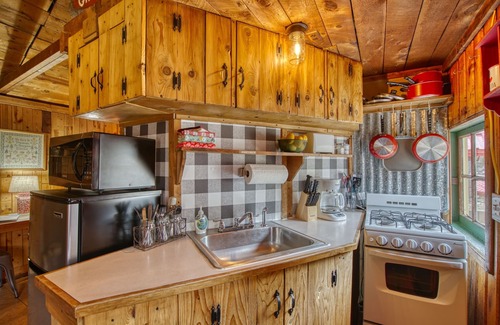 Lyons Cabin | Cozy Riverside Cabin — Romantic Couples Retreat