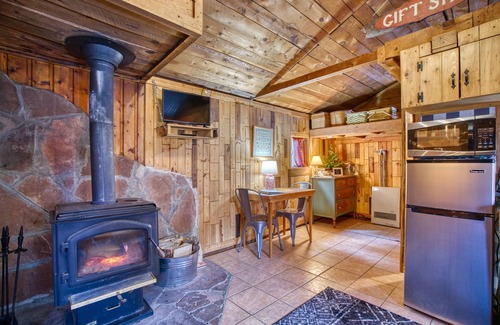Lyons Cabin | Cozy Riverside Cabin — Romantic Couples Retreat