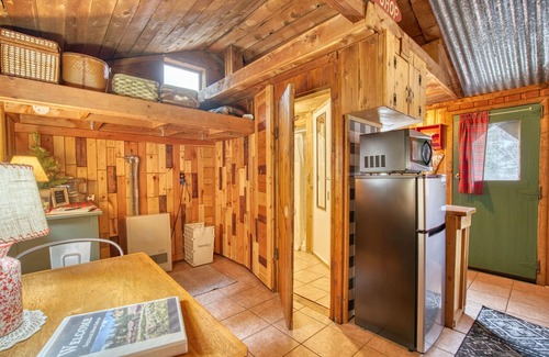 Lyons Cabin | Cozy Riverside Cabin — Romantic Couples Retreat