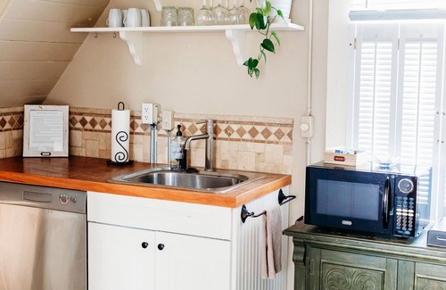 Hermann House | Cozy Riverview Cottage. 5 minute walk to downtown
