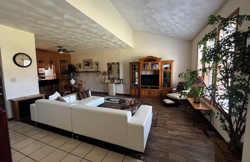 Rockford Condo | Cozy Rockford Retreat-Spacious 3-level townhome in Rockford, just off Alpine Rd