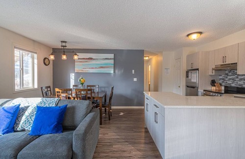 Harvie Heights House | Cozy Rockies- hot tub, free parking, view, AC, king bed, 2BR, sleeps 8