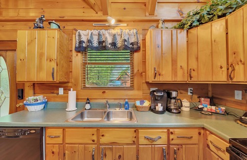 Gatlinburg - Pigeon Forge Cabin | ♡ Cozy, Romantic Getaway w/Hot Tub & WiFi-Central Location