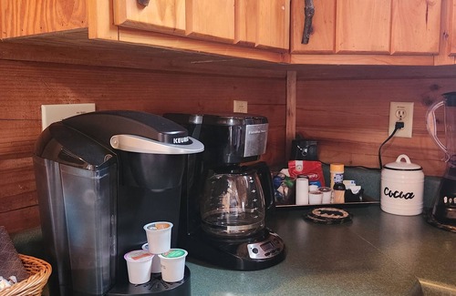 Gatlinburg - Pigeon Forge Cabin | ♡ Cozy, Romantic Getaway w/Hot Tub & WiFi-Central Location