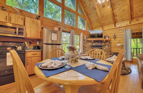 Gatlinburg - Pigeon Forge Cabin | ♡ Cozy, Romantic Getaway w/Hot Tub & WiFi-Central Location