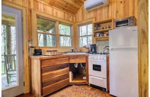 Chimney Rock Cabin | Cozy Romantic, Pet Friendly, Craftsmen Cabin In The Woods, DISCOUNTED RATES