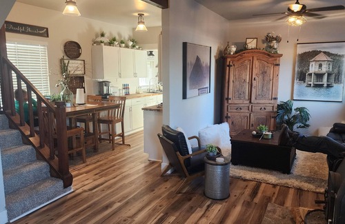Chester Cabin | Cozy Romatic Family Mountain Retreat Close to ALL!