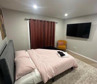 Ampere Apartment | Cozy Rooftop Home, Near Downtown Newark, EWR & NYC