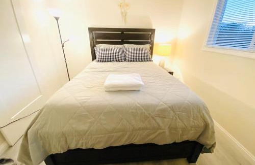Ontario House | Cozy Room Close To Airport