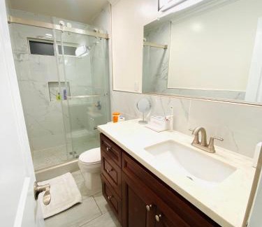 Ontario House | Cozy Room Close To Airport