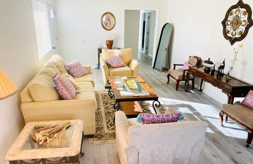 Ontario House | Cozy Room Close To Airport
