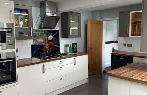 Offerton House | Cozy Room in Charming Home-Free Wi-Fi & Near Cafes