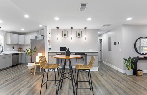 Gresham Park House | Cozy Room │ Vibrant Location │ Stylish Amenities