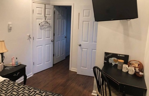Cheektowaga House | Cozy room w/ Private Bathroom, Entrance & Parking
