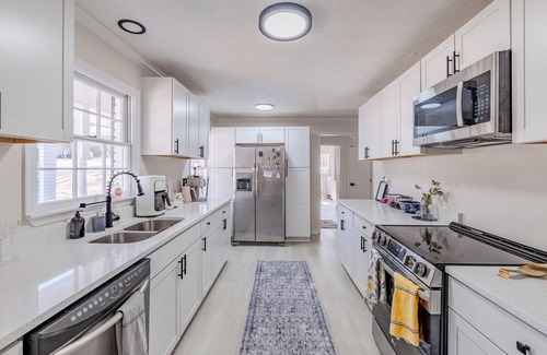 Douglasville House | Cozy Room w Queen Bed in Shared Home – Near Shops & Dining
