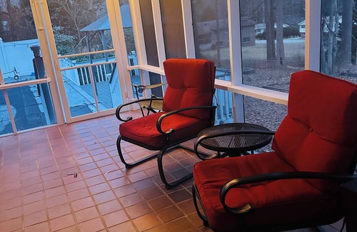 Douglasville House | Cozy Room w Queen Bed in Shared Home – Near Shops & Dining