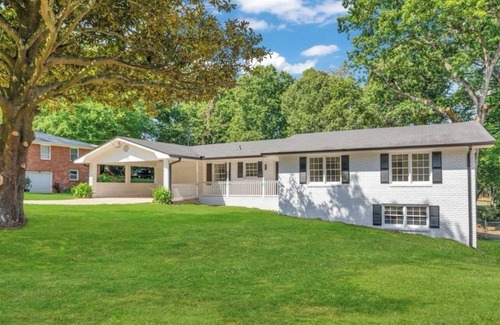 Douglasville House | Cozy Room w Queen Bed in Shared Home – Near Shops & Dining