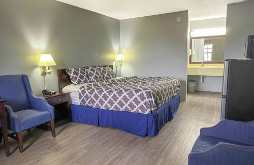 Madisonville Hotel | Cozy Room with King Bed and Microwave and Fridge for a Comfortable Stay