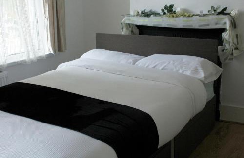Lower Edmonton House | cozy rooms or Apartment in London Townhouse fast links to Central