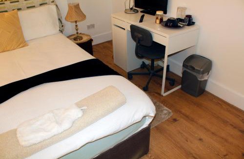 Lower Edmonton Apartment | cozy rooms or entire apartment in london, fast links to central